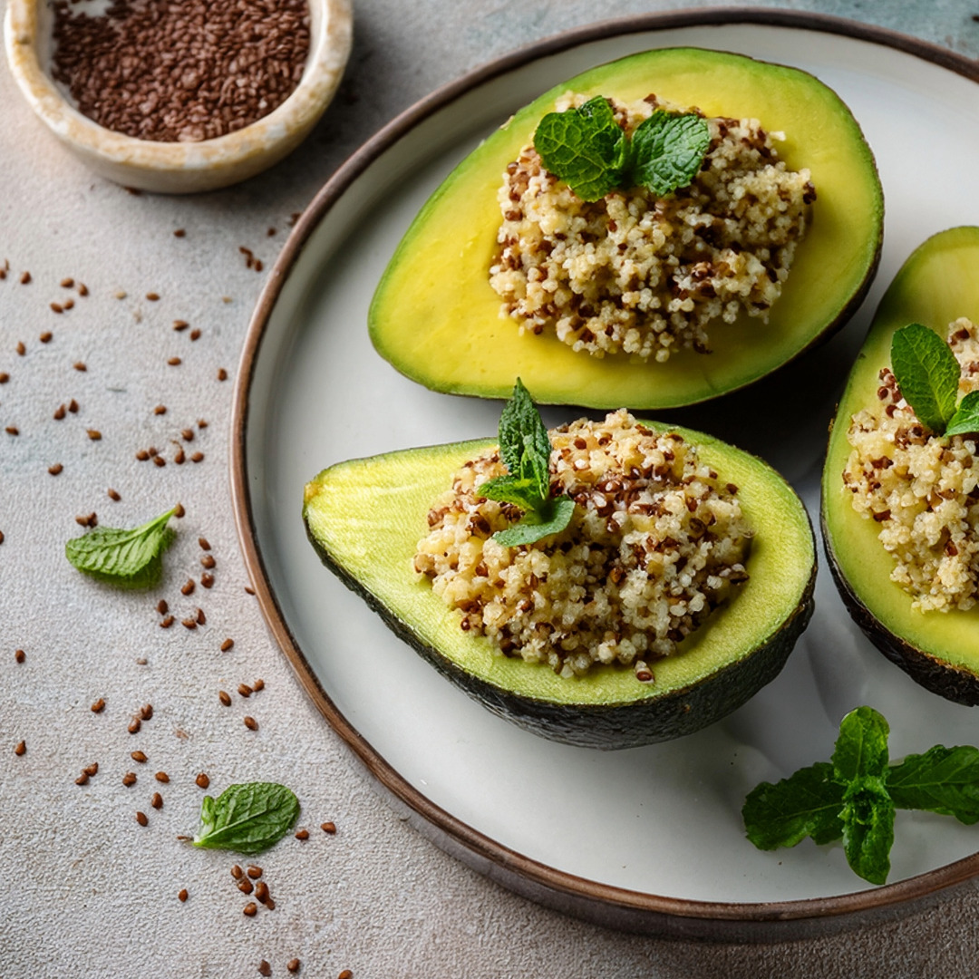 Gefüllte Avocado mit Quinoa und Apfel und Ayurveda-Gewürzmix