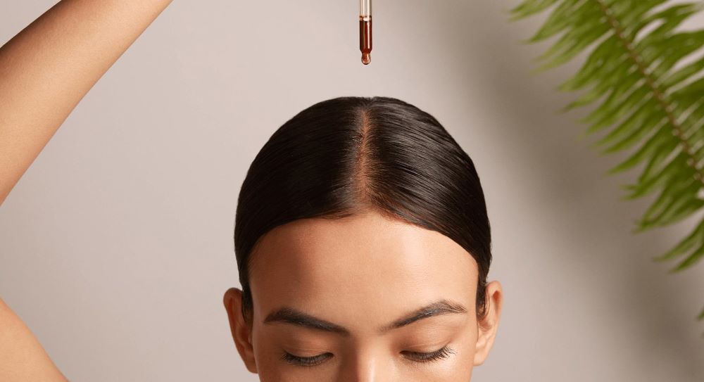 Untersützt das Kopfhaut Mikrobiom: Massage mit Ayurveda Öl