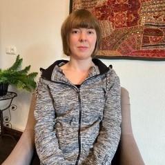 Glückliche Klientin Kaya< Veda 2